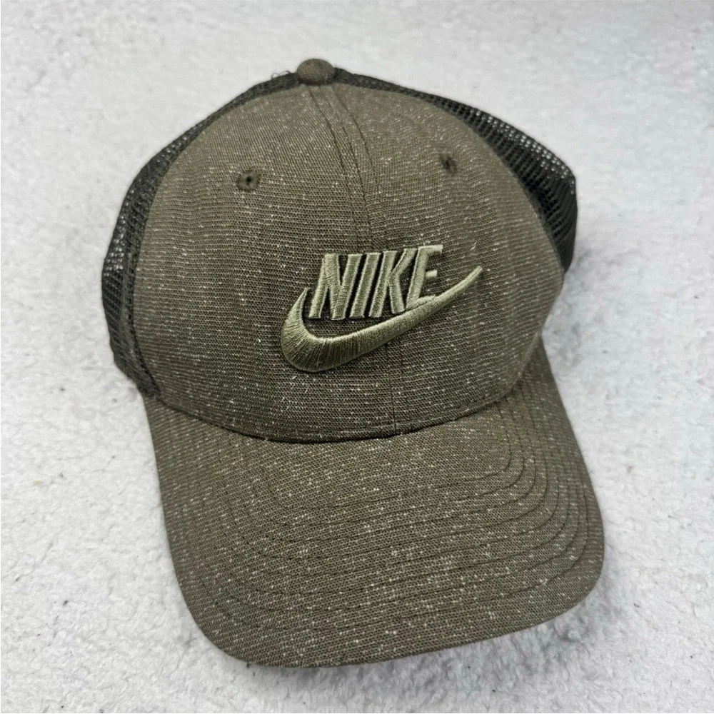 Nike Sportswear Classic 99 Trucker Green Snap Hat Embroidered Logo Cap Mesh